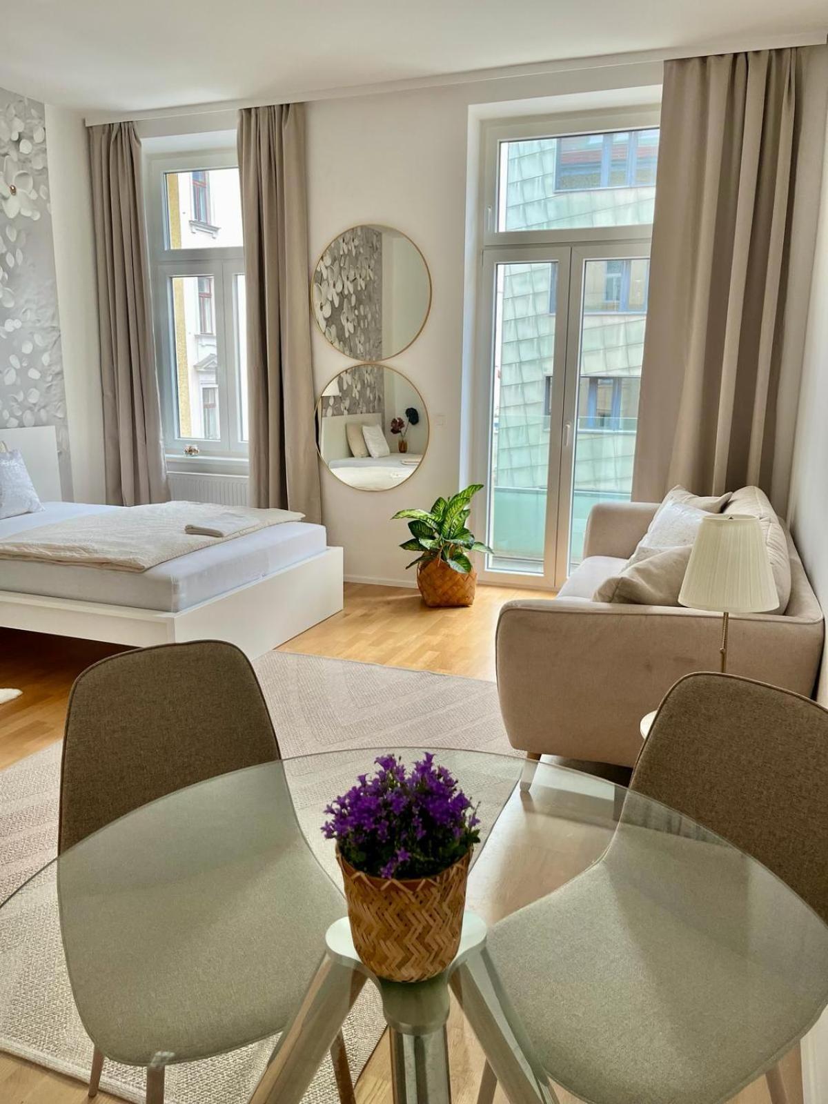 Zentrales Mit Balkon * Viena